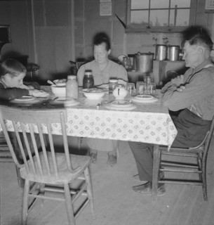 Mr. Wardlow says grace before dinner. Dead Ox Flat, Malheur County, Oregon.