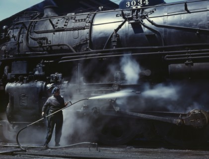 Mrs. Viola Sievers, one of the wipers at the roundhouse giving a giant "H"..., Clinton, Iowa, 1943. Creator: Jack Delano.