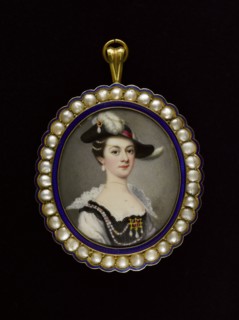 Portrait de jeune femme en costume.