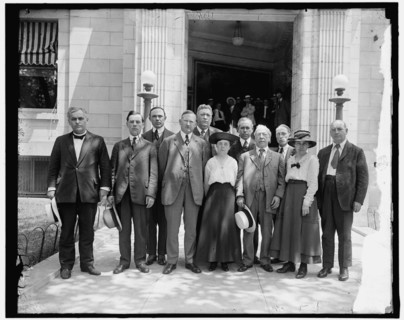 Labor Mission, between 1910 and 1920. Group of men and women.