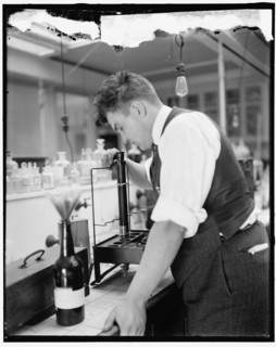 Treasury Dept. lab, between 1910 and 1920.
