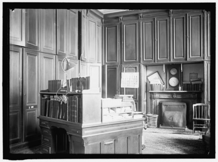 Unidentified office, between 1911 and 1920.