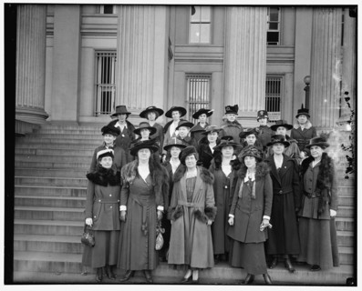 Woman's Liberty Loan Committee, between 1910 and 1920.