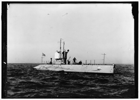 Submarine, #40, the USS L-1 (SS-40), between 1915 and 1918. Creator: Harris & Ewing.