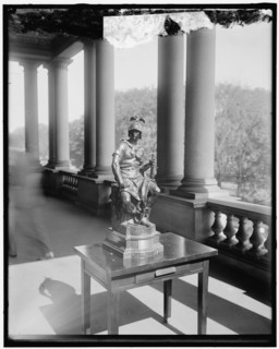 Jusserand presenting statue to Daniels, between 1910 and 1920.