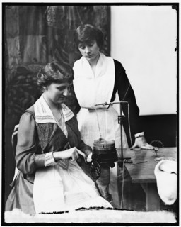 Mrs. Evans Seawell & Mrs. Henry Rogers, between 1910 and 1920. Creator: Harris & Ewing.