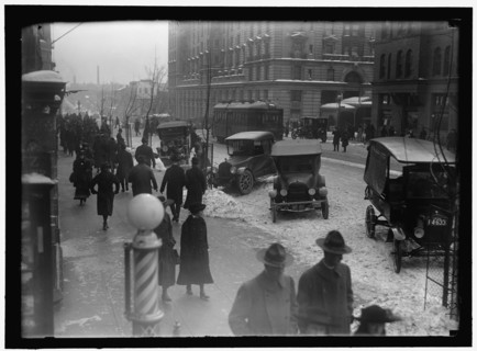 Street scene, with snow, Washington, D.C., between 1913 and 1918.