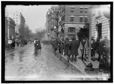 Street scene, near G Street, Washington, D.C., between 1913 and 1918.