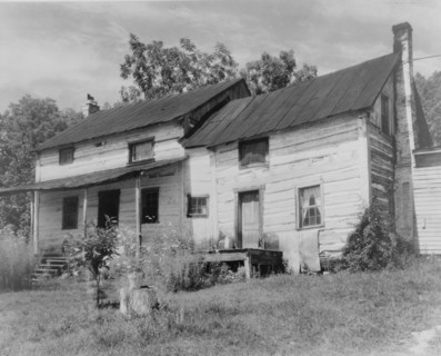 Log farmhouse, Roanoke County, Virginia, between 1900 and 1950.