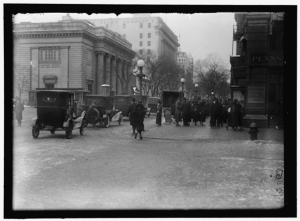Street scene, corner of G Street, Washington, D.C., between 1913 and 1918.