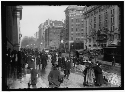 Street scene near Keith's Theater, Washington, D.C., between 1913 and 1918.
