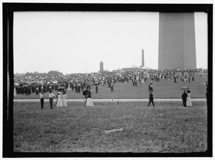 Crowd at base of Washington Monument, Washington, D.C., between 1909 and 1923.