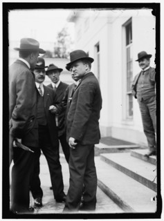 Joseph Tumulty and group at White House, Washington, D.C., between 1913 and 1917.