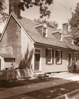 Hugh Mercer Apothecary Shop, Fredericksburg, Virginia, between 1927 and 1929. Creator: Frances Benjamin Johnston.