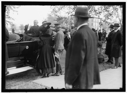 Woodrow Wilson and wife (Edith Bolling Wilson) in back seat of automobile, between 1916 and 1918.