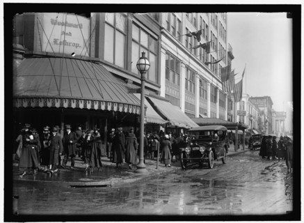 Street scene, Woodward & Lothrop, 11th and F Streets, NW, Washington, D.C, between 1913 and 1918.