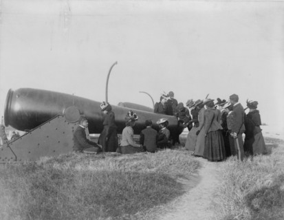 Class from Hampton Institute, Hampton, Va., looking at cannon at Fort Monroe, 1899 or 1900.