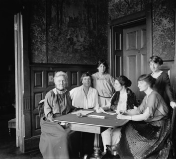 National Woman's Party Exec. group, between 1910 and 1920. Creator: Harris & Ewing.