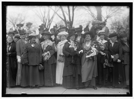 Daughters of 1812, between 1910 and 1917. Creator: Harris & Ewing.