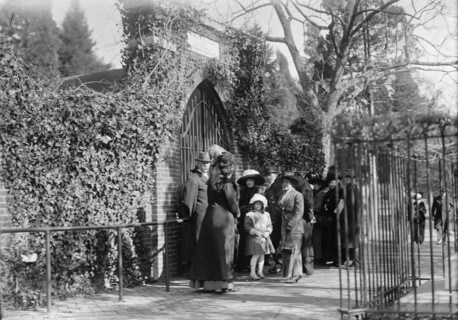 Mount Vernon - Tomb of Washington, 1911. Creator: Harris & Ewing.