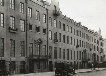 Turtle Bay Gardens, 228-246 East 49th Street, New York, New York, 1920. Creator: Frances Benjamin Johnston.