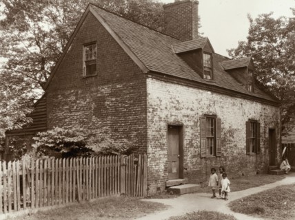 Cabin, Water Street, Fredericksburg, Virginia, between 1927 and 1929. Creator: Frances Benjamin Johnston.