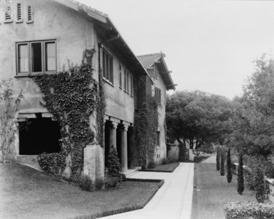 Il Paradiso, Mrs. Dudley Peter Allen house, 1188 Hillcrest Avenue, Oak Knoll, Pasadena, CA, 1917. Creator: Frances Benjamin Johnston.