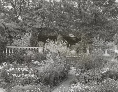 Dudley Leavitt Pickman, Jr., house, 213 Hale Street, Beverly, Massachusetts, 1926. Creator: Frances Benjamin Johnston.