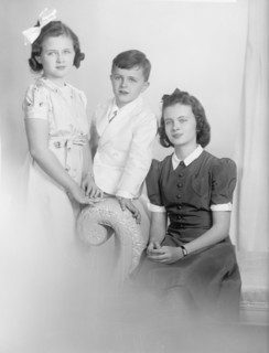 Vincent P. Aherns, Portrait, 1933. Boy with sisters.