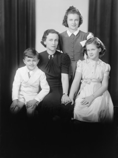 Vincent P. Aherns, Portrait, 1933. Boy with mother and sisters.