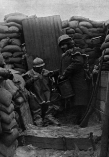''Bonne tranchee, bon equipement et bon "jus".1916. Creator: Unknown.