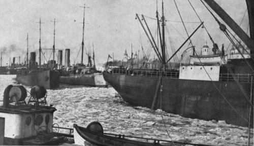 ''Vapeurs bloques dans la glace a Arkhangelsk.', 1916. Creator: Unknown.
