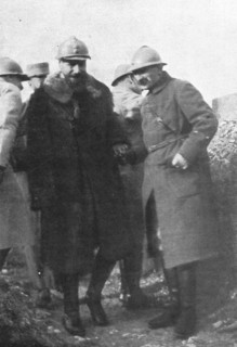 ''Sur le Front; Le general Gouraud inspecte ses lignes.', 1915. Creator: Unknown.