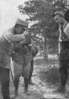 ''Sur le Front; Le general de Langle de Cary goute le "jus".', 1915. Creator: Unknown.