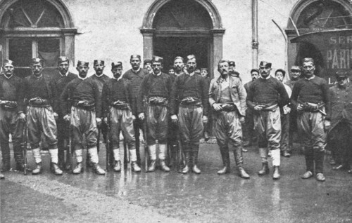 'Le front de Macedoine; des troupes serbes, deja reconstituees, auxquelles sont..., 1916. Creator: Unknown.