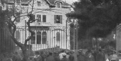 'L'Arrestation des consule des puissances ennemies a Salonique; La foule devant le..., 1916. Creator: Unknown.