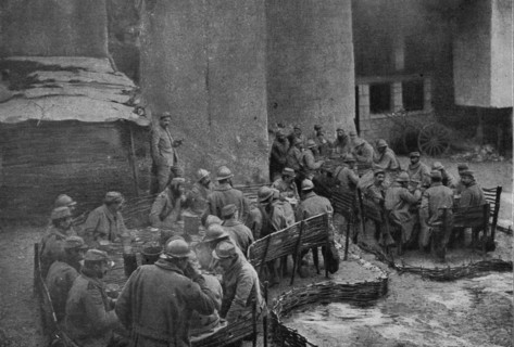 'Un refectoire en plein air, au cantonnement; les tables et les bancs sont faits de..., 1916. Creator: Unknown.
