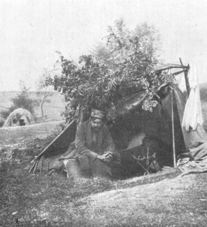 ''M. Vladimir Betzitch, peintre militaire serbe, sous sa tente, au debut de la campagne.', 1916. Creator: Unknown.