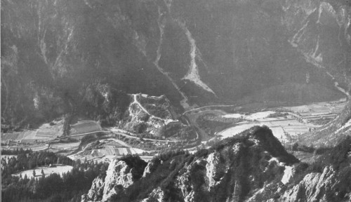 'Le fort autrichien de Malborghetto ou fort Hensel(au centre de la vue), qui commandait..., 1916. Creator: Unknown.