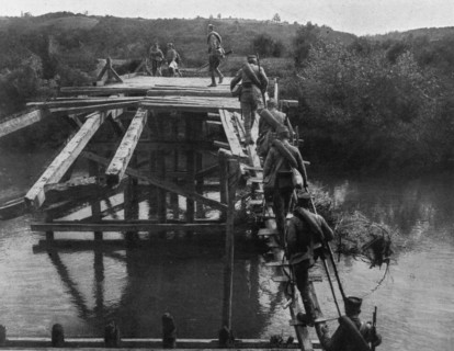 'Avec l'armee Serbe sur le Front Nord; Un pont sur la Koloubara qui fut pris et repris..., 1916. Creator: Vladimir Betzitch.