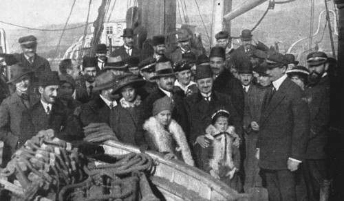 'Le voyage, de Salonique a Toulon, des consuls arretes le 30 decembre; Au premier plan..., 1915. Creator: Photographies A.C.