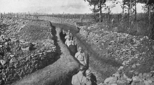 'Visite de M.Poincare aux organisations defensives de Woevre : la President..., 1916. Creator: Unknown.