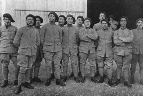 'Jeunes soldats de la classe 1916.-- Le generalJoffre, qui vient de visiter, avec le..., 1916. Creator: Unknown.