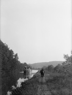 Chesapeake & Ohio Canal - Canal Boat, 1917. Creator: Harris & Ewing.