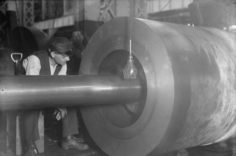 Navy Yard, U.S., Washington - Boring Breech of 14 Inch Gun, 1917.