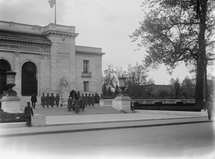 Woman's National Service School Under Woman's Section, Navy League, Massed On Steps of Pan..., 1917. Creator: Harris & Ewing.