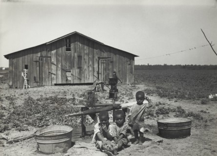 Children of sharecropper, near West Memphis, Arkansas, 1935.