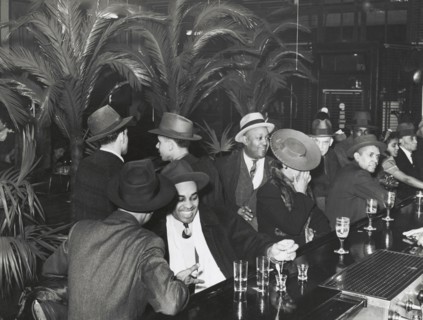 The bar at Palm Tavern, Negro restaurant on 47th Street, Chicago, Illinois, April 1941.