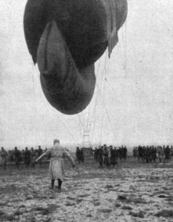 'La "Saucisse"; Saucisse vue par l'arriere',1916. Creator: Unknown.