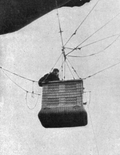 'La "Saucisse"; Observateur dans sa nacelle', 1916. Creator: Unknown.